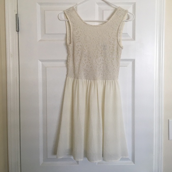 Lace dress 👗 - Picture 3 of 6